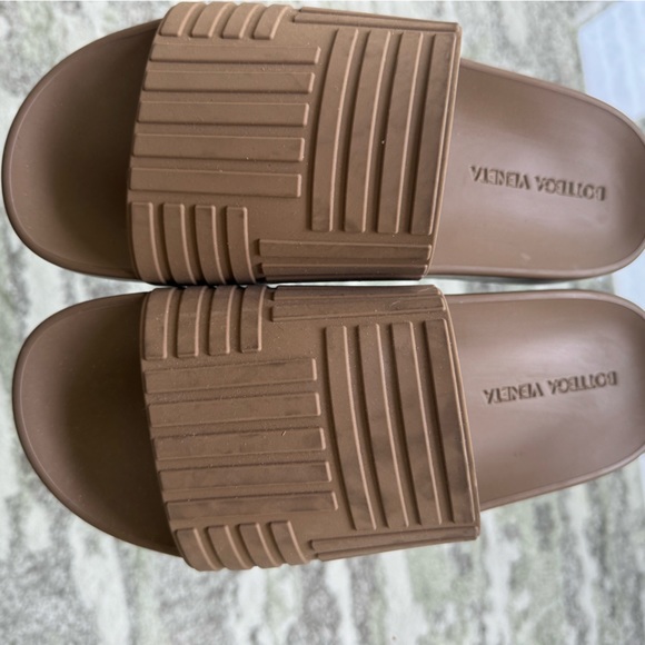 BOTTEGA VENETA Carpet Embossed Rubber Slides - Picture 2 of 7